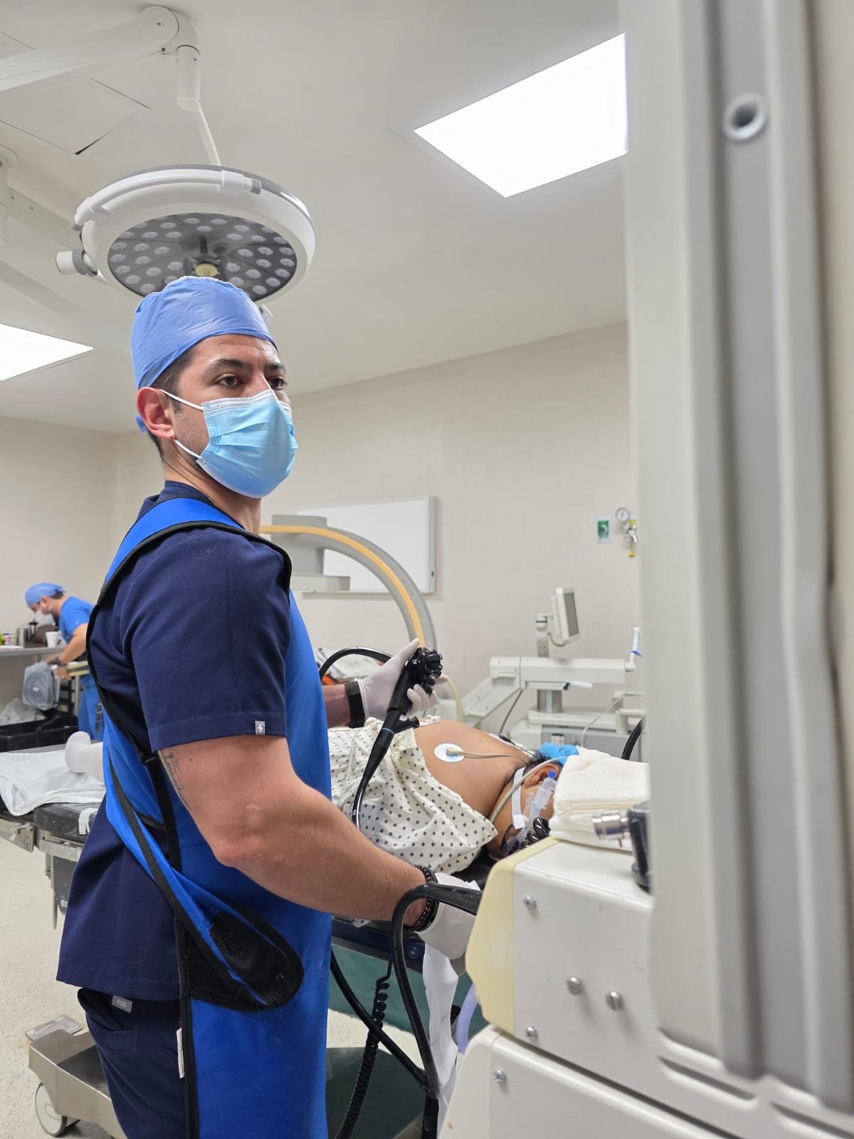 Dr. Luis Manuel Ruiz Saenz durante un procedimiento de endoscopia gastrointestinal