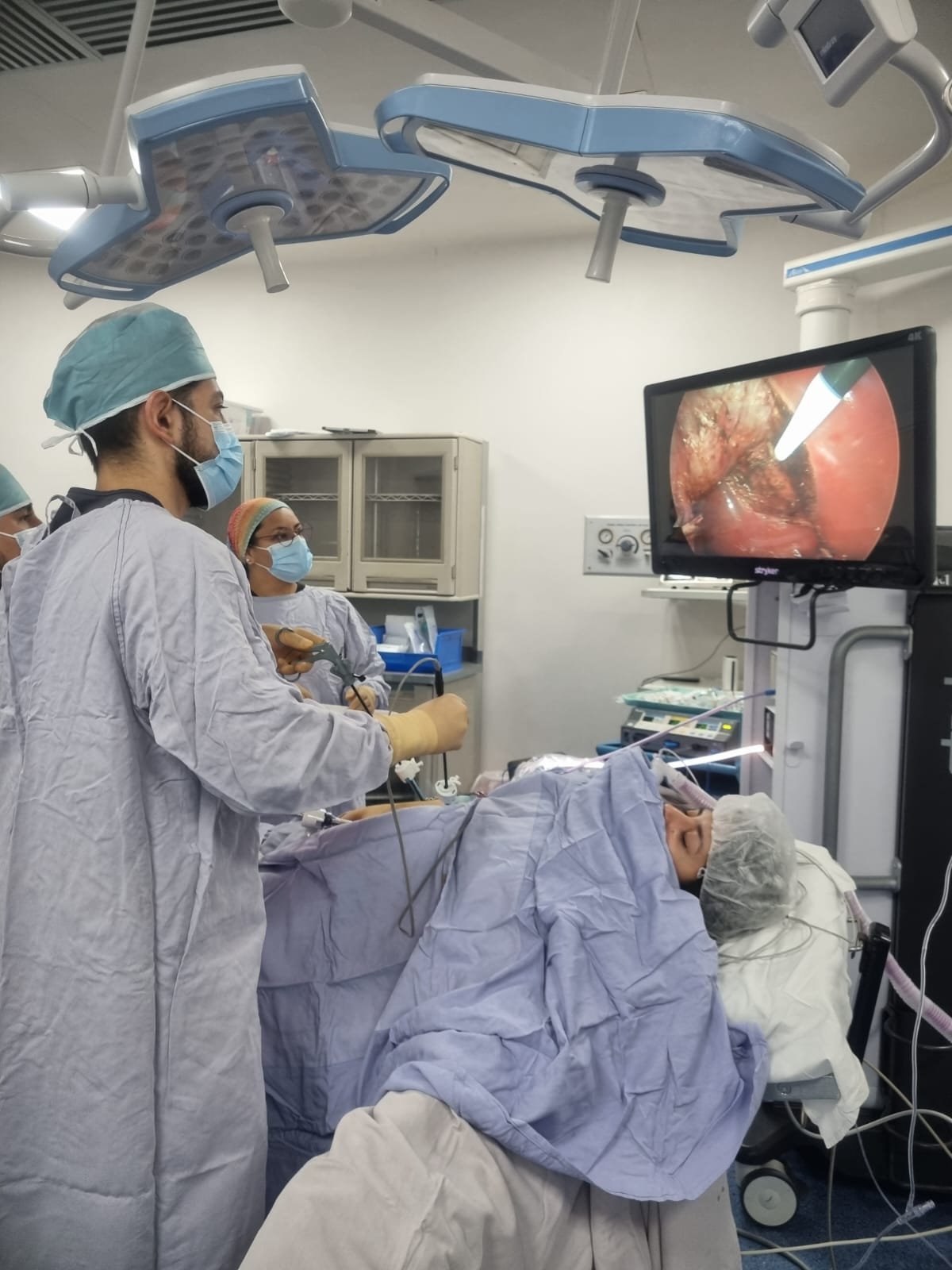 Equipo médico durante una cirugía laparoscópica