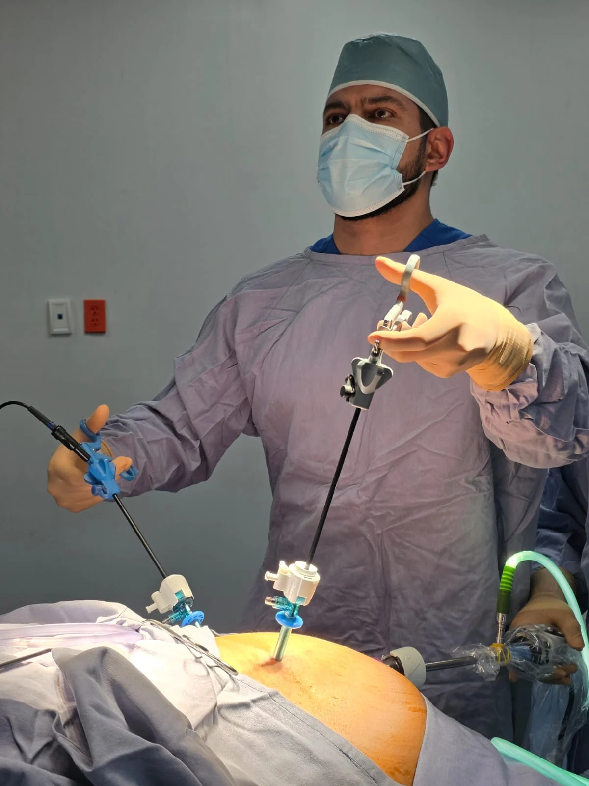 Dr. Luis Manuel Ruiz Saenz realizando cirugía laparoscópica